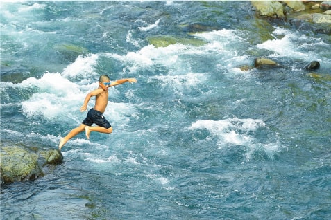 川に飛び込む子供