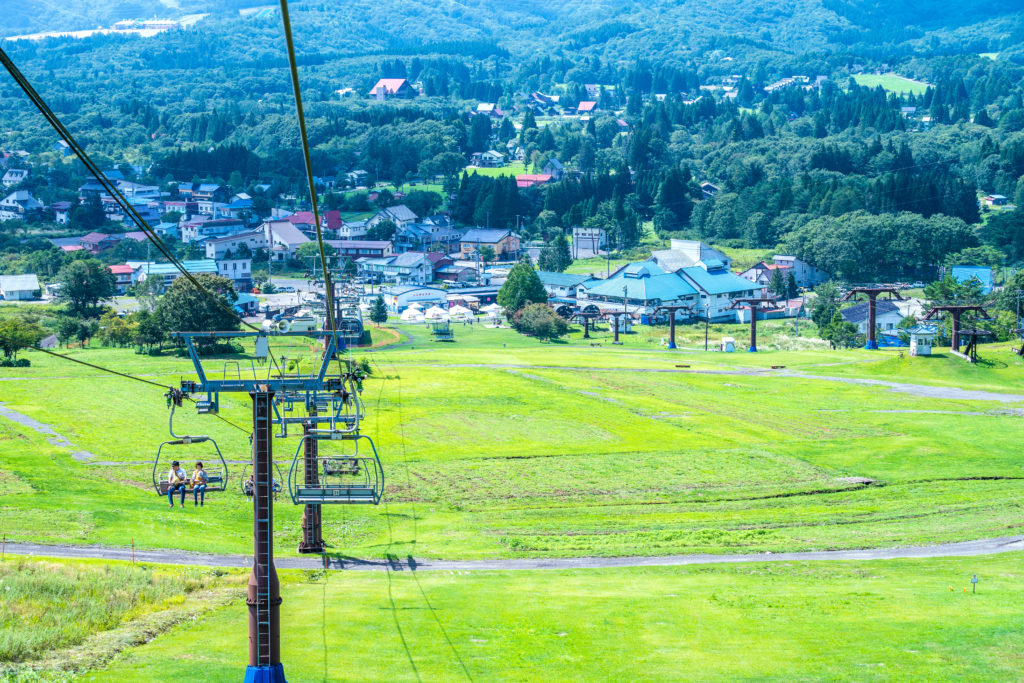 夏のひるがの高原スキー場　リフトにのって山頂へ