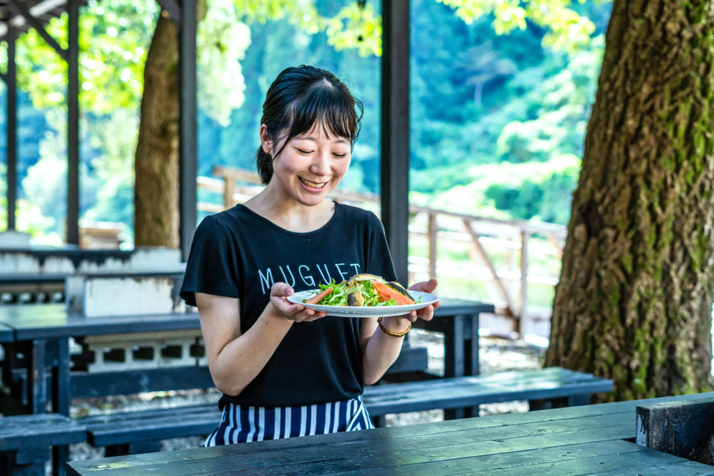 天然鮎フルコース（パスタ）を持つ女性