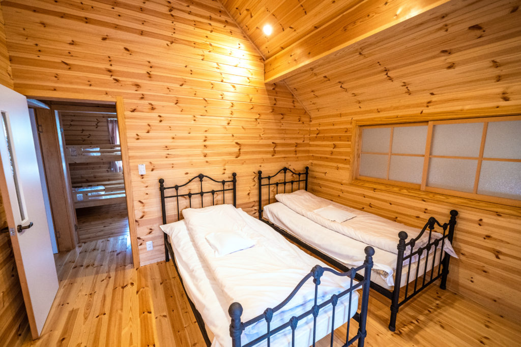 明野高原キャンプ場の貸別荘の内装・ベッド