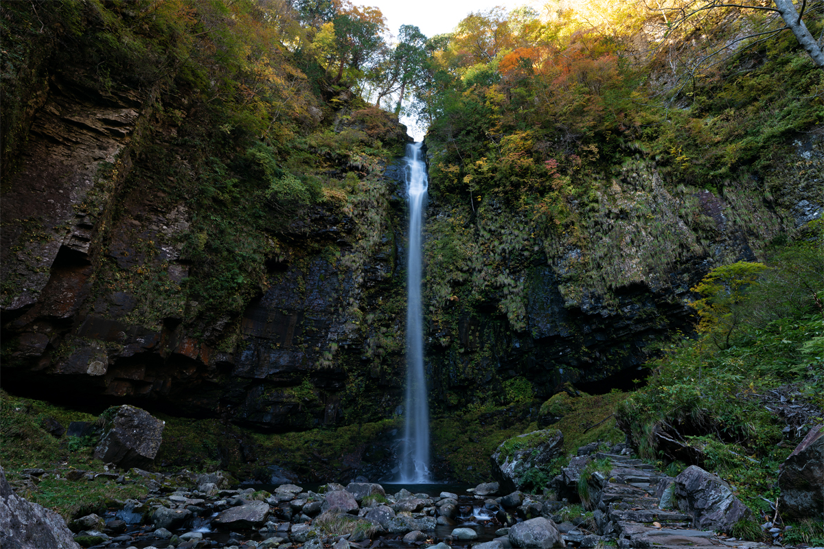 Autumn Leaves at Amidagataki Waterfallsec-img2