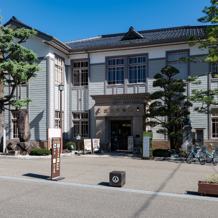Tourist information center which makes use of the old building and old town hall built in the early Showa era